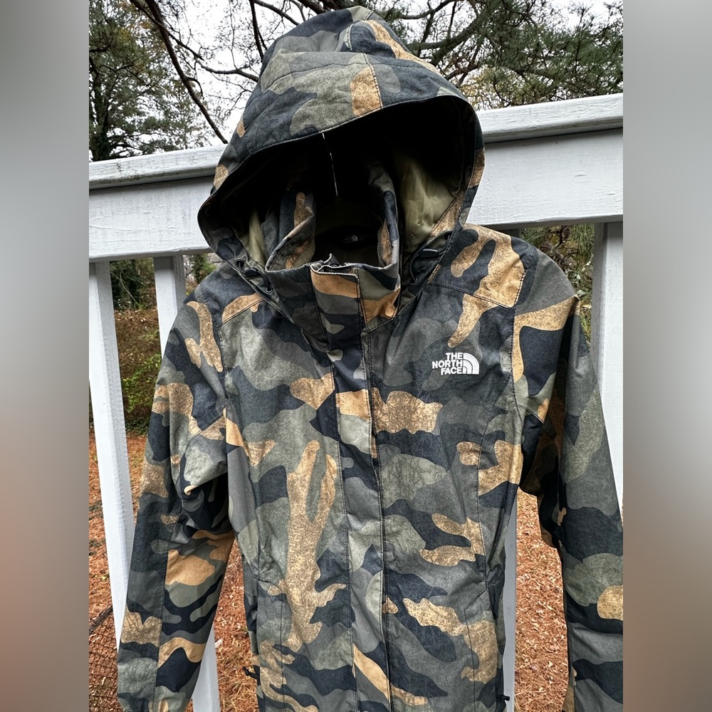 THE NORTH FACE CAMO PARKA RAIN JACKET - Women’s Small